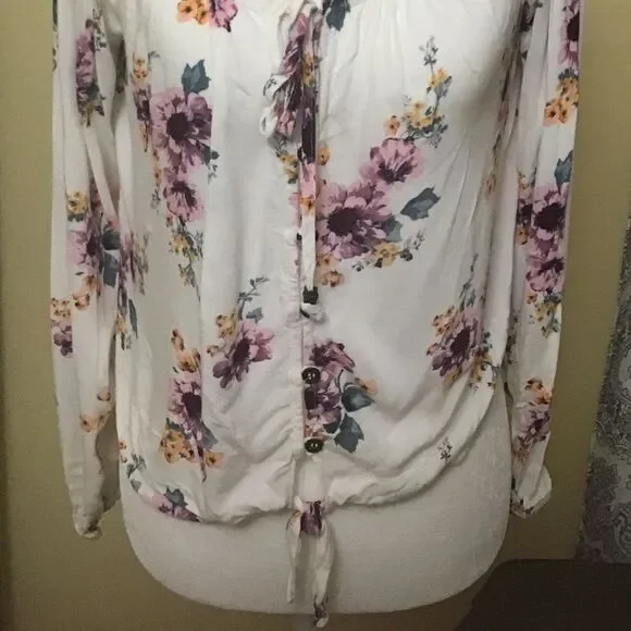 5/$50 Rewind White Floral Crop-Top Blouse Size Small - Picture 2 of 3